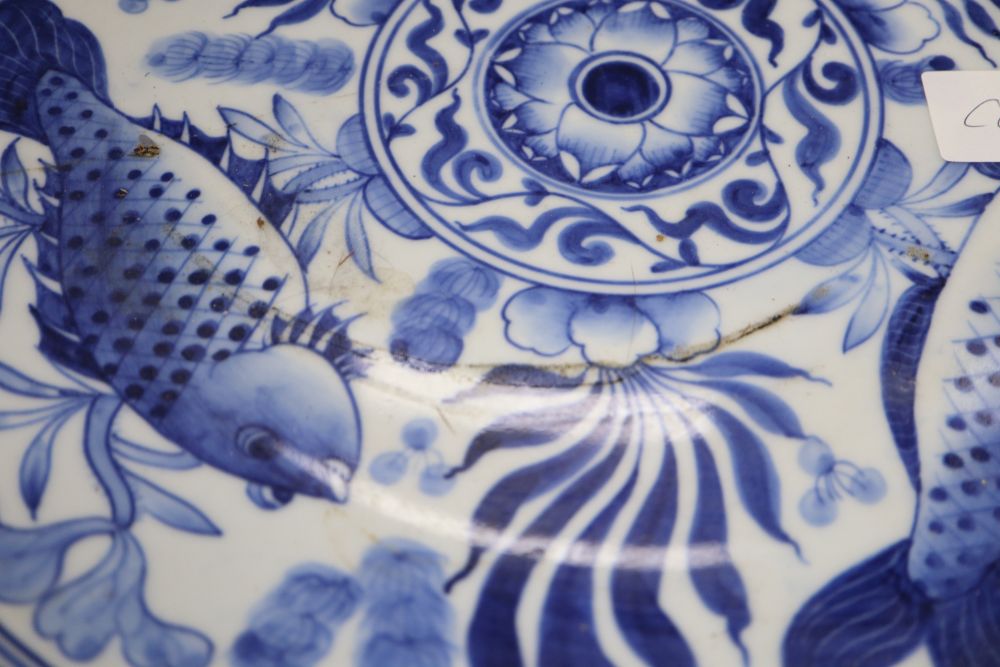 A Chinese blue and white fish dish, diameter 36cm (a.f.)